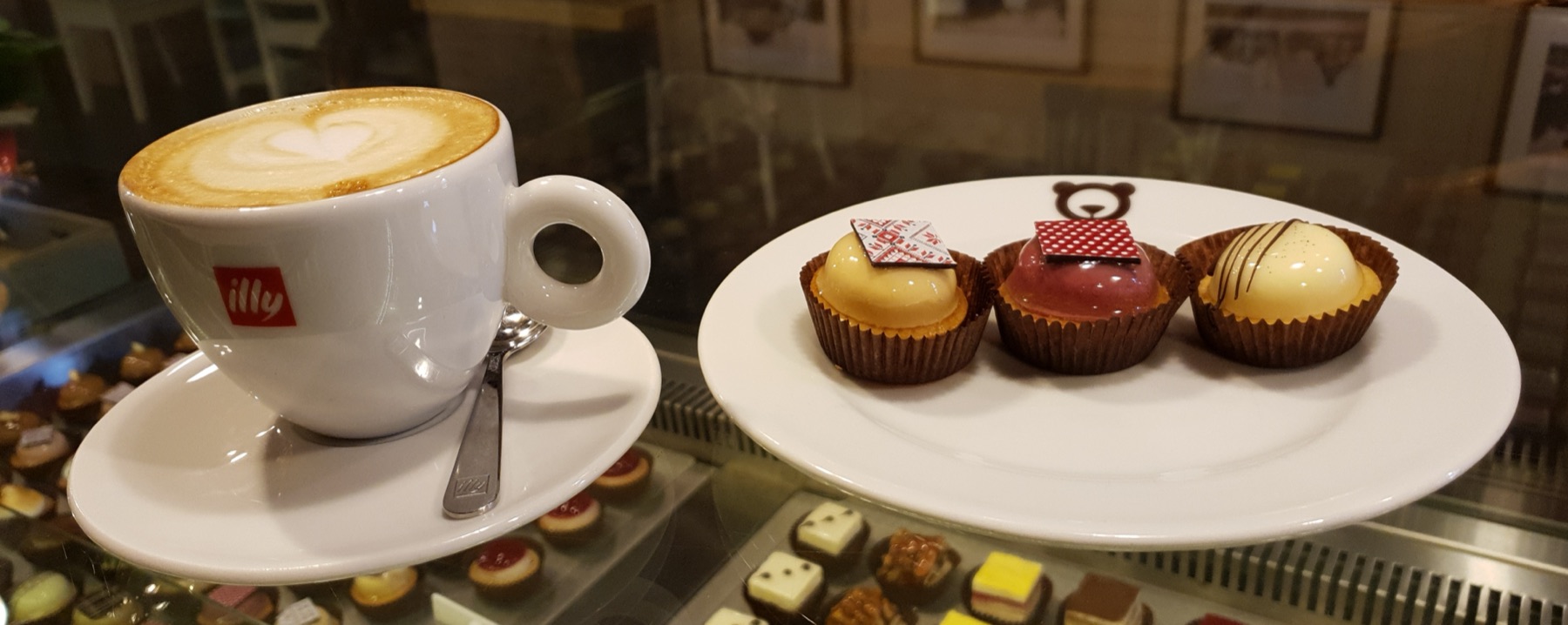Капучино Illy и миньони на чинията с мечето